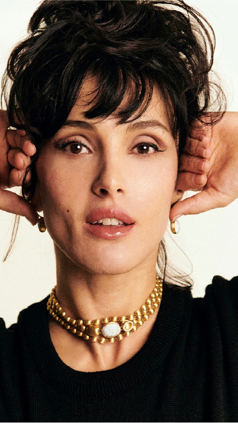 Nanis at Chrono banner featuring a woman wearing Vhernier Jewelry
