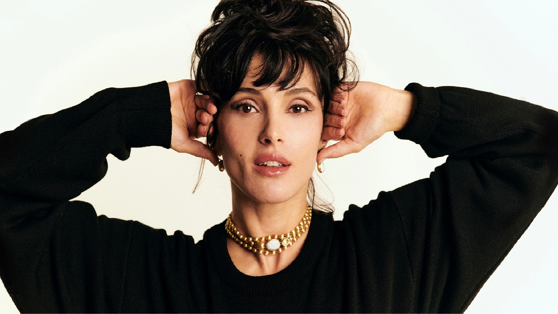 Nanis at Chrono banner featuring a woman wearing Vhernier Jewelry
